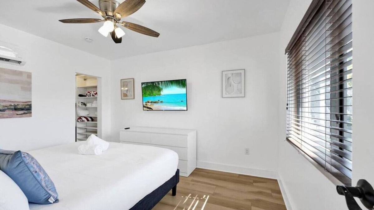 North Beach Apartment | Waves On Walnut # 2-Beach access