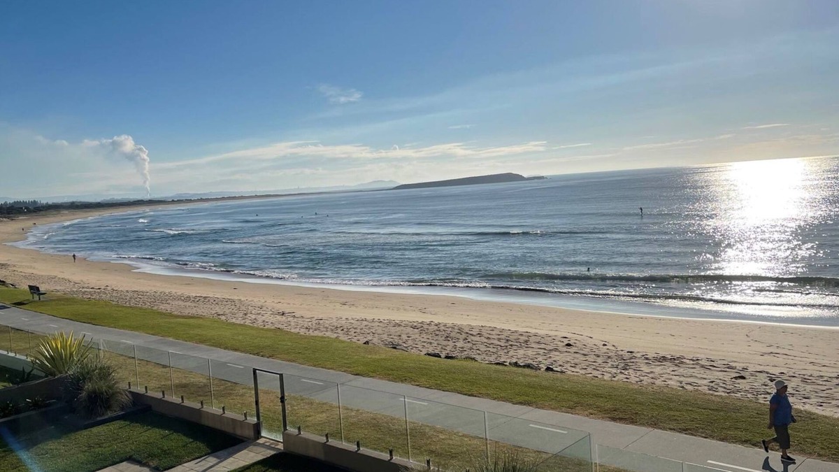 Warilla House | Waves @ Warilla Beach