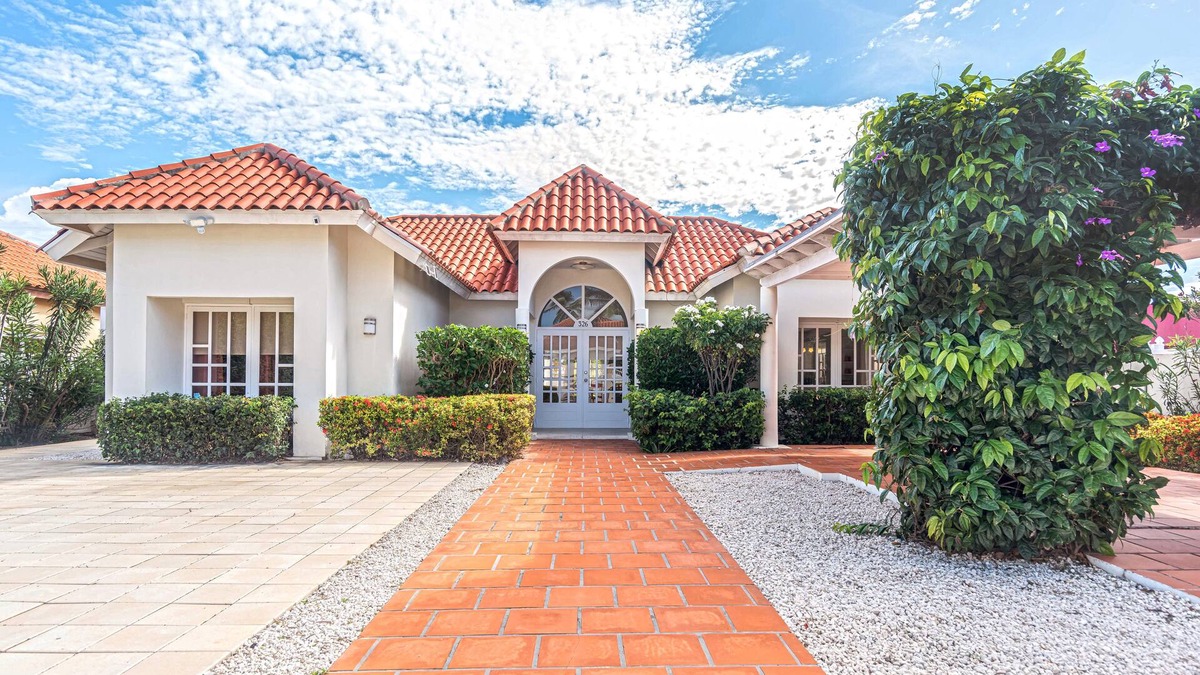Wayaka Villa | Wayaca Retreat: Spacious 4BR 3BA Villa, Pool, Close to beaches, quiet area.