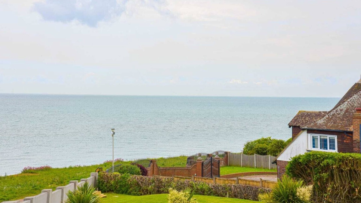 Broadstairs Apartment | WAYFARERS REST Amazing sea view! Private estate on seafront.