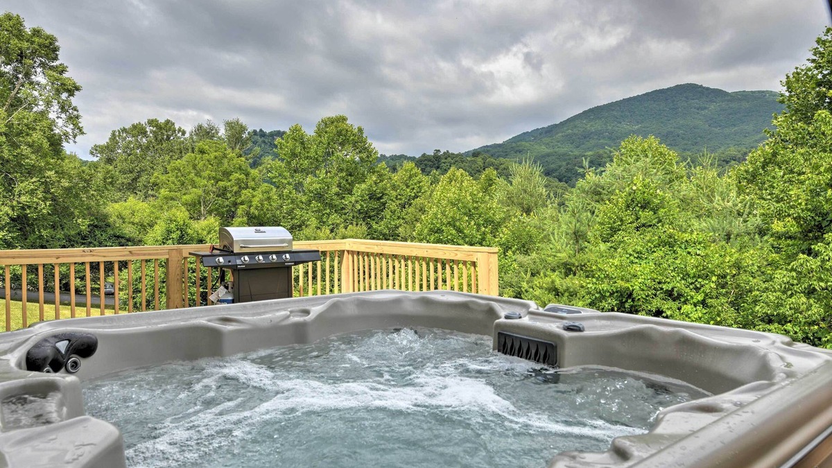 Waynesville Cottage | Waynesville Smart Cabin w/Hot Tub & Views!