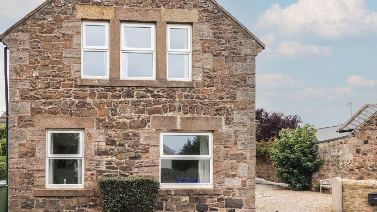 Newton by the Sea Cottage | WAYSIDE COTTAGE, pet friendly, with open fire in Newton-By-The-Sea