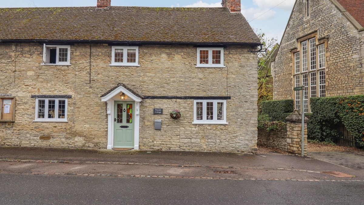 Pavenham Cottage | WAYSIDE COTTAGE, pet friendly, with hot tub in Sharnbrook