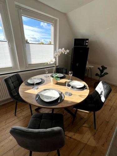 Region Hannover District Apartment | WD Living Wooden Black and White inkl Parkplatz