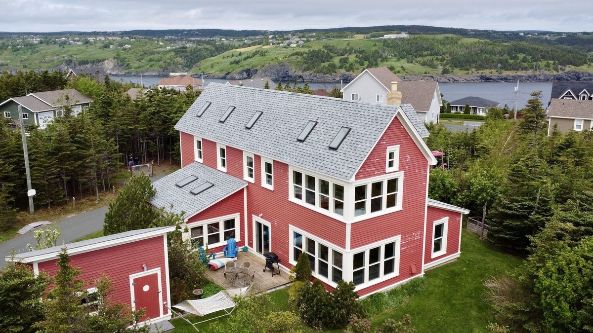 Torbay House | We are Canadian! Modern Salt Box with Amazing Ocean Views 10mins from St. John's