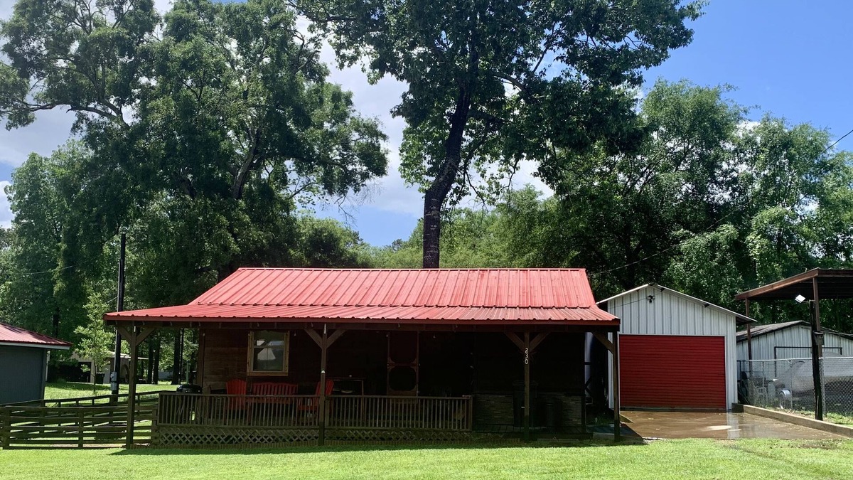 Broaddus House | We invite you to come stay at the Rayburn Retreat on Sam Rayburn Reservoir
