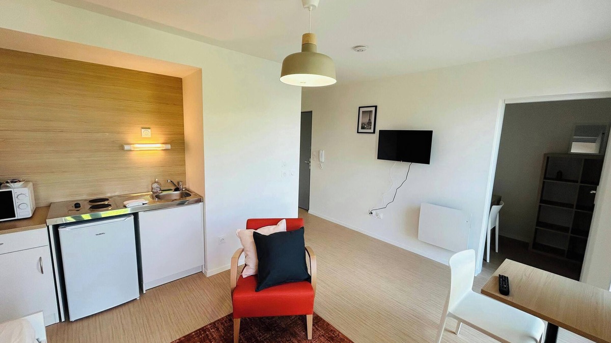 Barbatre Apartment | We Live In R - Suite 304