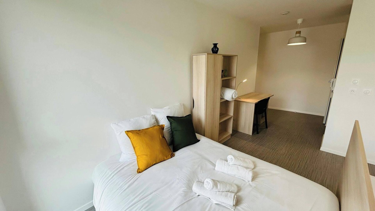 Barbatre Apartment | We Live In R - Suite 403