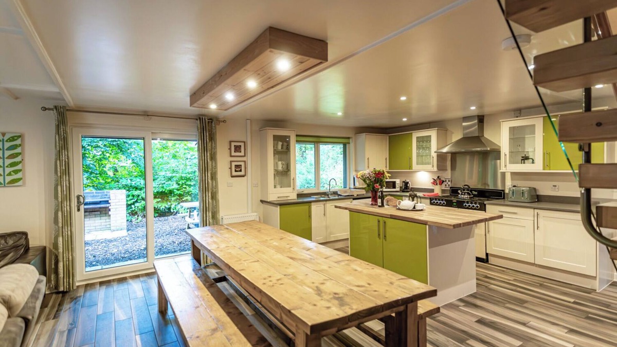 Farley Cabin | Weaver; woodland lodge for 12 with hot tub, log burner, BBQ, near Alton Towers.