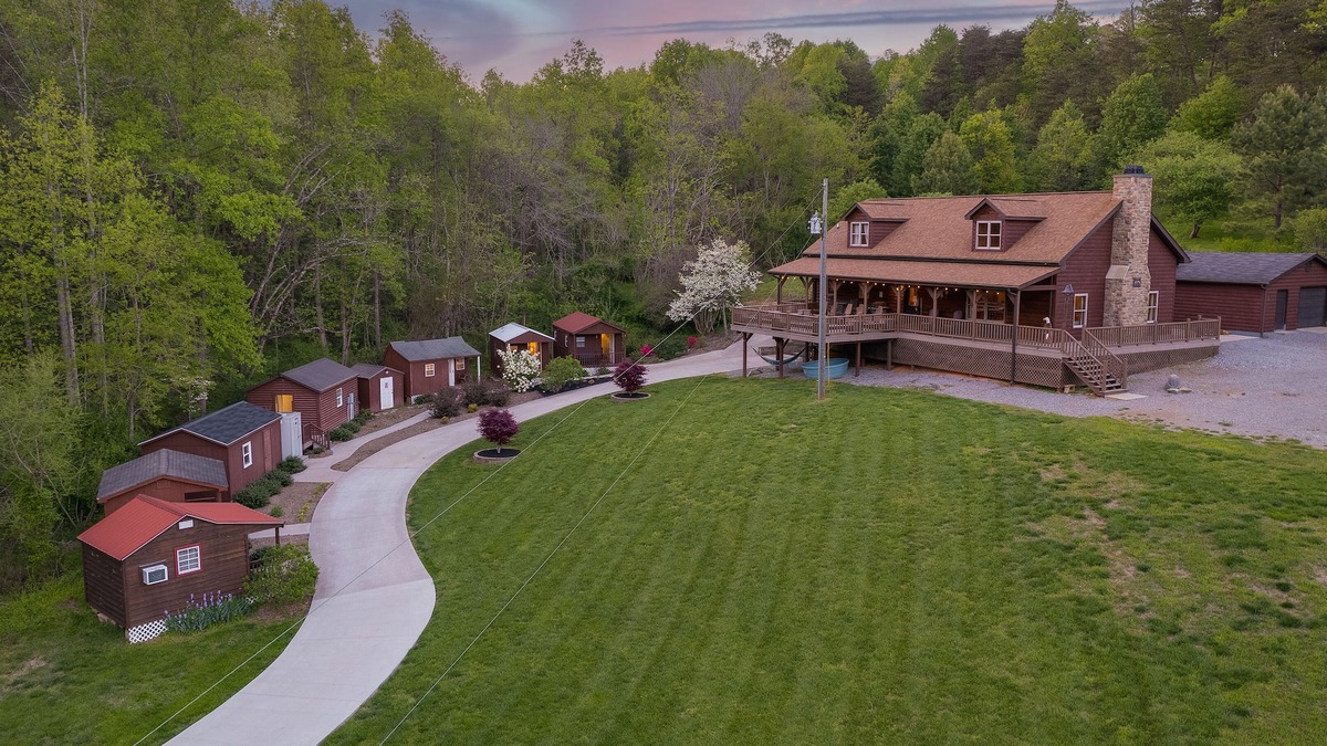 Taylorsville Cabin | Weaverville Cabin + Mini Cabins w/HOT TUB + Fire on 50 Acres!