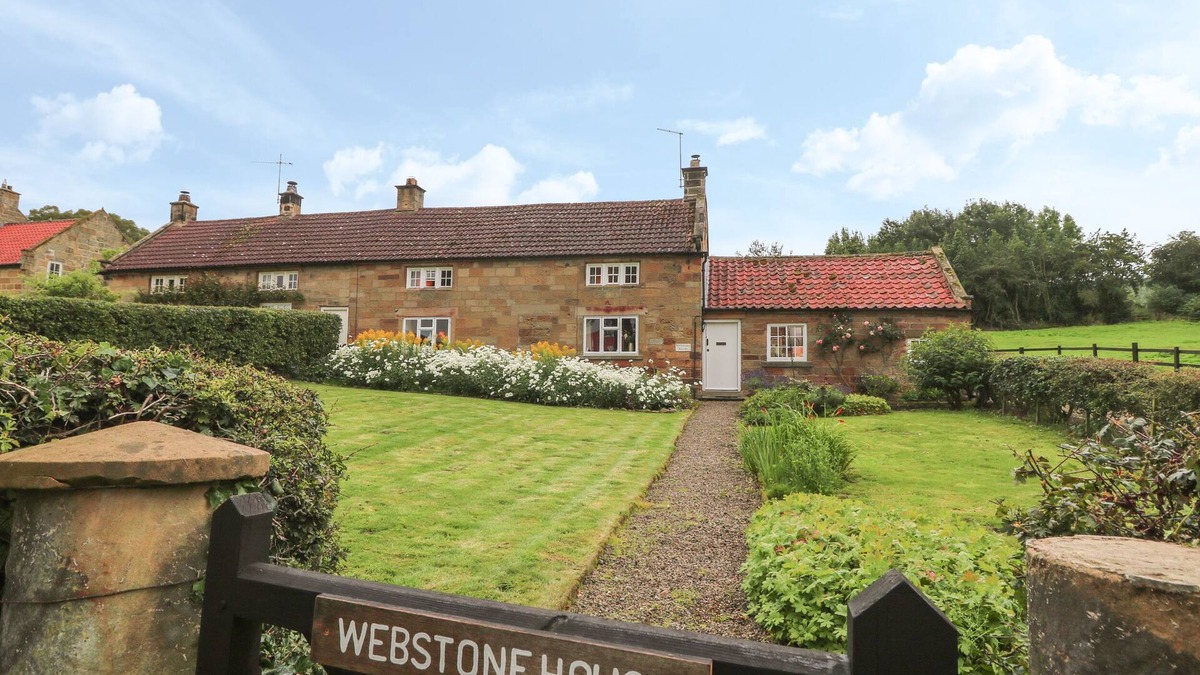 Staddlebridge Cottage | WEBSTONE HOUSE, pet friendly, with open fire in Osmotherley