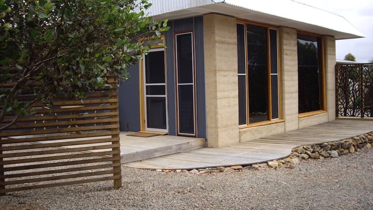 Seddon Bed & Breakfast | Wedgetaildown Accommodation - Into the Wild