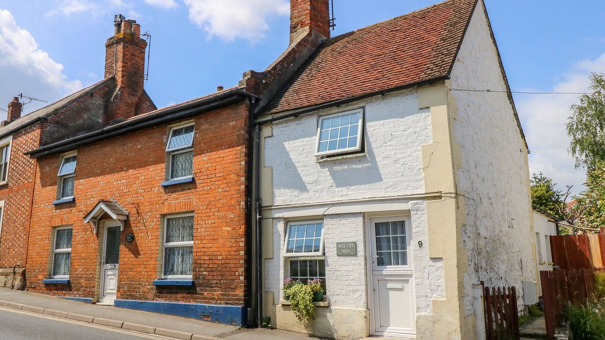 Brading Cottage | WEE COT, pet friendly, character holiday cottage in Brading