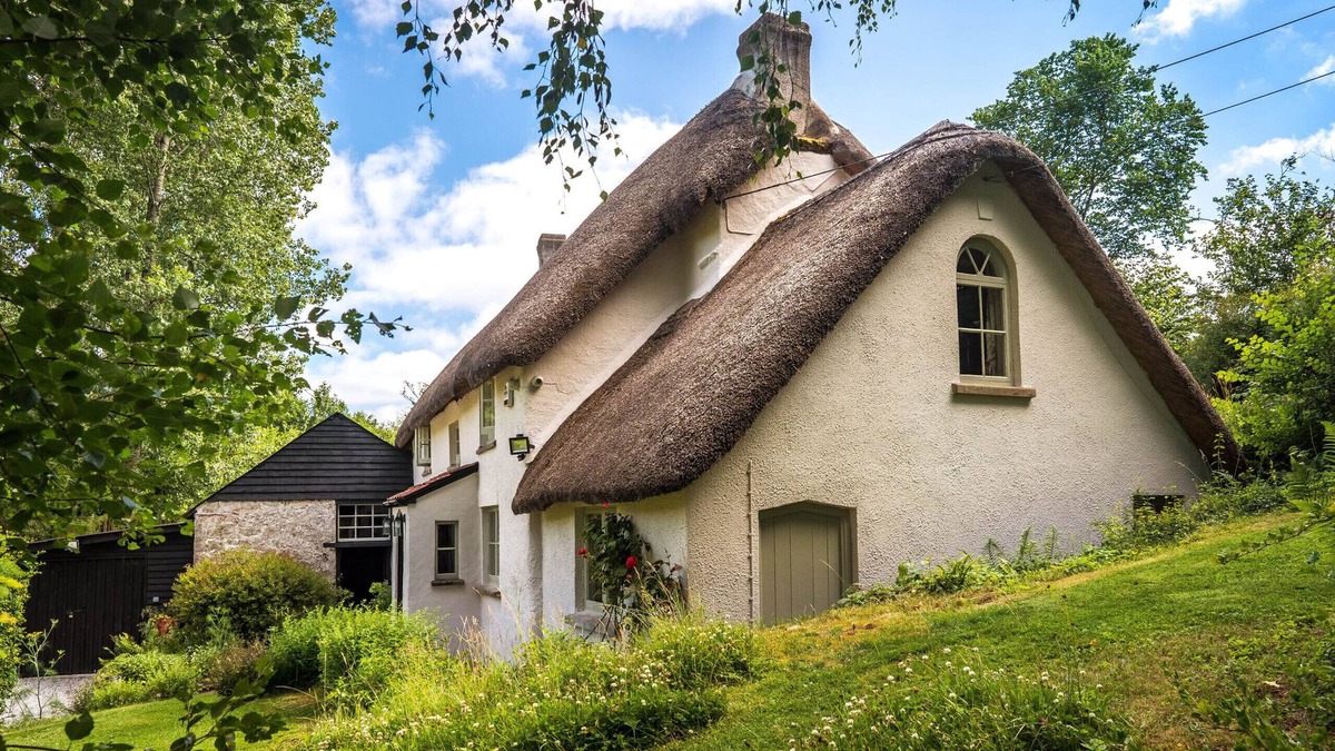 Heligan Cottage | Weeke Brook - A 'quintessential' thatched cottage