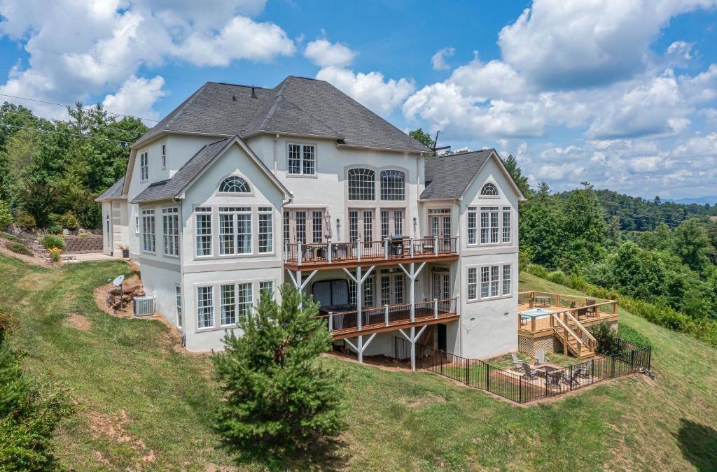 Weaverville House | Weekend friends and fam! Media room, Hot Tub, Firepit, Sleeps 18 minutes to Asheville