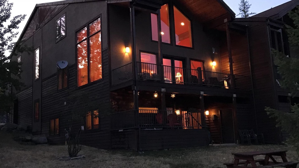 Whitefish House | Weekly Discounts! Whitefish Mountain Ski Resort ski in ski out, Luxury Townhouse