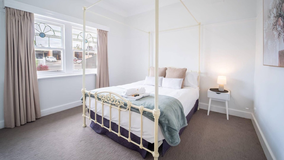 White Hills House | Weeroona Avenue Home Free WiFi Close to CBD