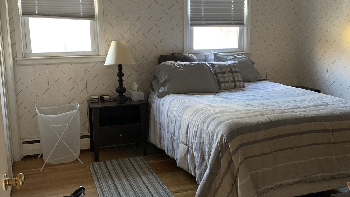 Maple Hill House | WEHA WiFi, pvt bth rm., queen bed nr all hospitals large 3,000 sq ft home