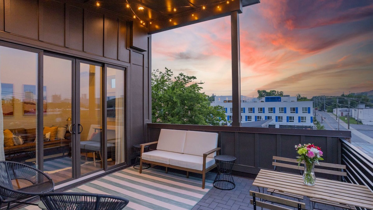 South Nashville House | WeHo 3 Story Townhome 1 of 4 w/Rooftop Deck WALKABLE! 8 mins drive to BRDWY!