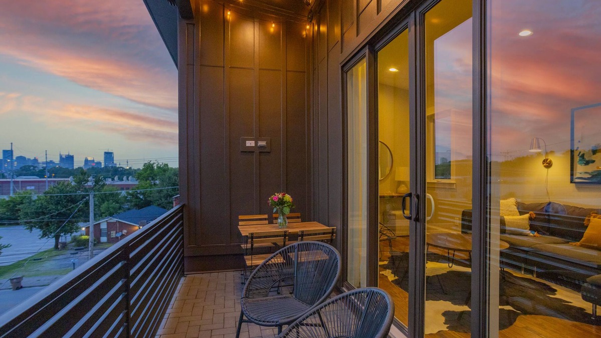 Chestnut Hill House | WeHo 3 Story Townhome 2 of 4 w/Balcony WALKABLE! 8 mins drive to BRDWY!