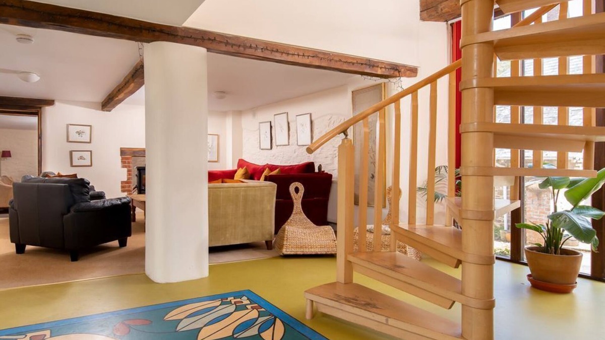 Rosevine House | Weirmarsh Big Barn. Large barn conversion with large hot tub and games room.