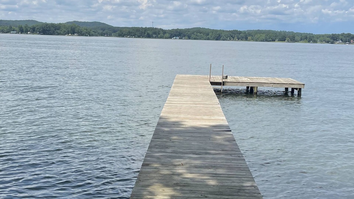 Centre Cabin | Weiss Lake Rustic Cabin on the water, new flooring!