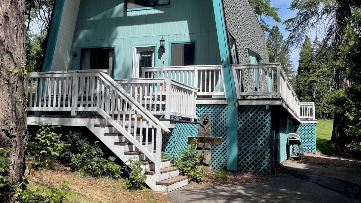 Lake Almanor Country Club Cabin | Welcoming 2-bedroom cabin in Lake Almanor Country Club on the golf course