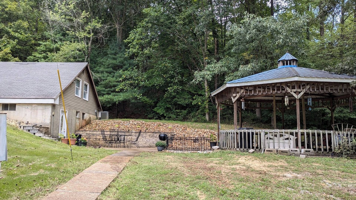 Tamms House | Welcome campers, hikers, fishermen, girls' weekend wine getaways!
