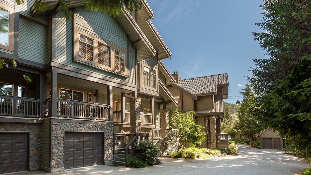 Upper Village House | WELCOME HOME! Spacious 5 Bedroom Family & Group Friendly SKI-IN Style Townhome