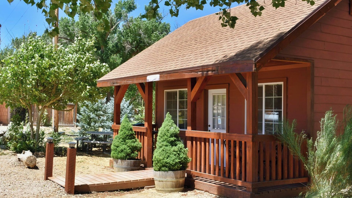 Zion National Park East Entrance Cabin | Welcome! Pool - Hot Tub - Breakfast -Farm -Cabin -Views -Quiet Side Zion -Bryce