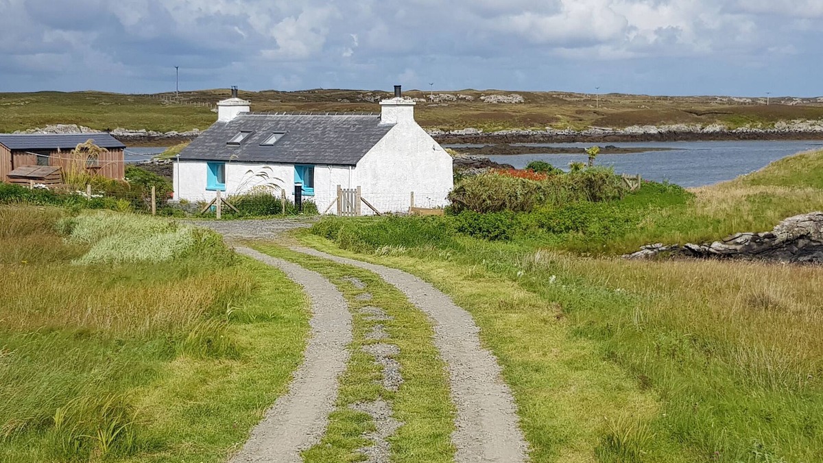 Benbecula Cottage | Welcome to Airidh an Dobhrain - our secluded cottage by the lochside