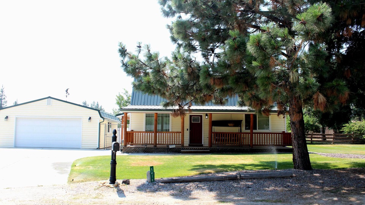 Florence House | Welcome to BarnRoots a Cozy Family sized house, bring your friends