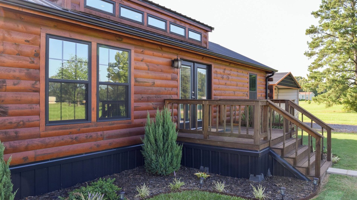 Texarkana Cabin | Welcome to Cabin by the Meadow-your perfect retreat on the outskirts of town!