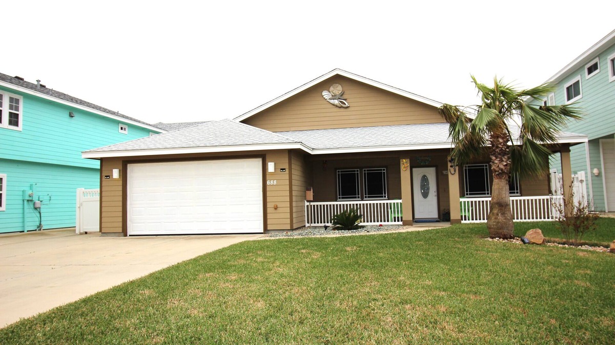 Safe Harbor House | Welcome to Casa del Mar! Less than a mile away from beach!