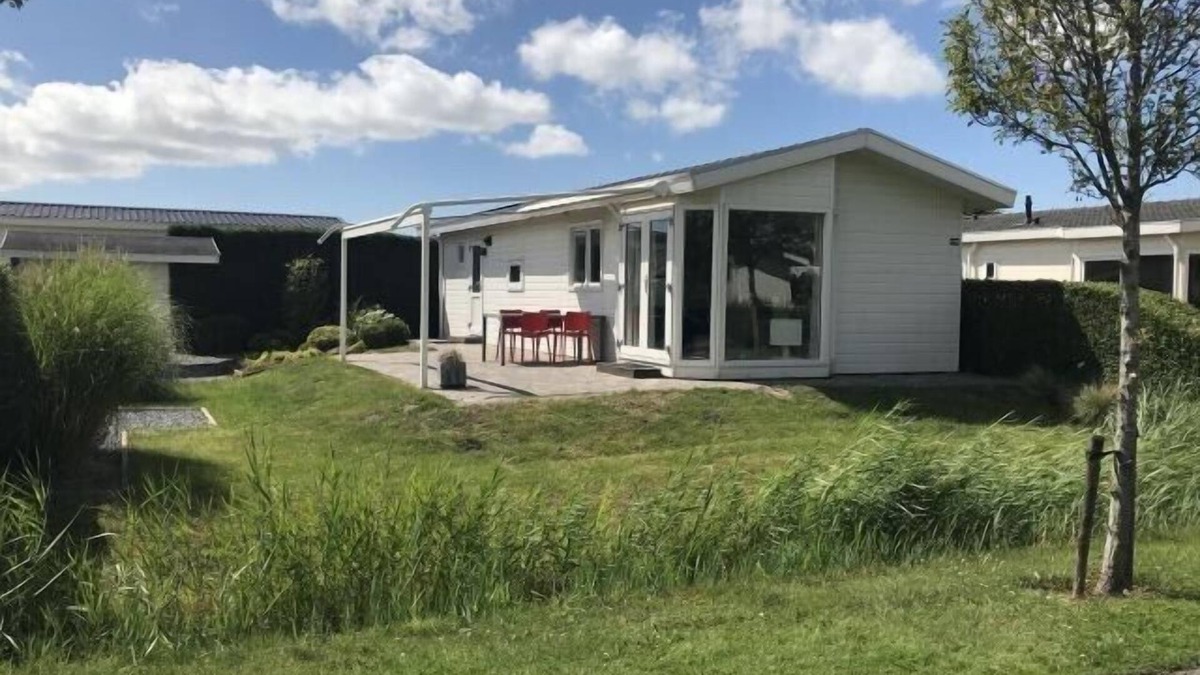 Breskens House | "Welcome to Chalet Huis Joschi: your dream vacation by the North Sea!"