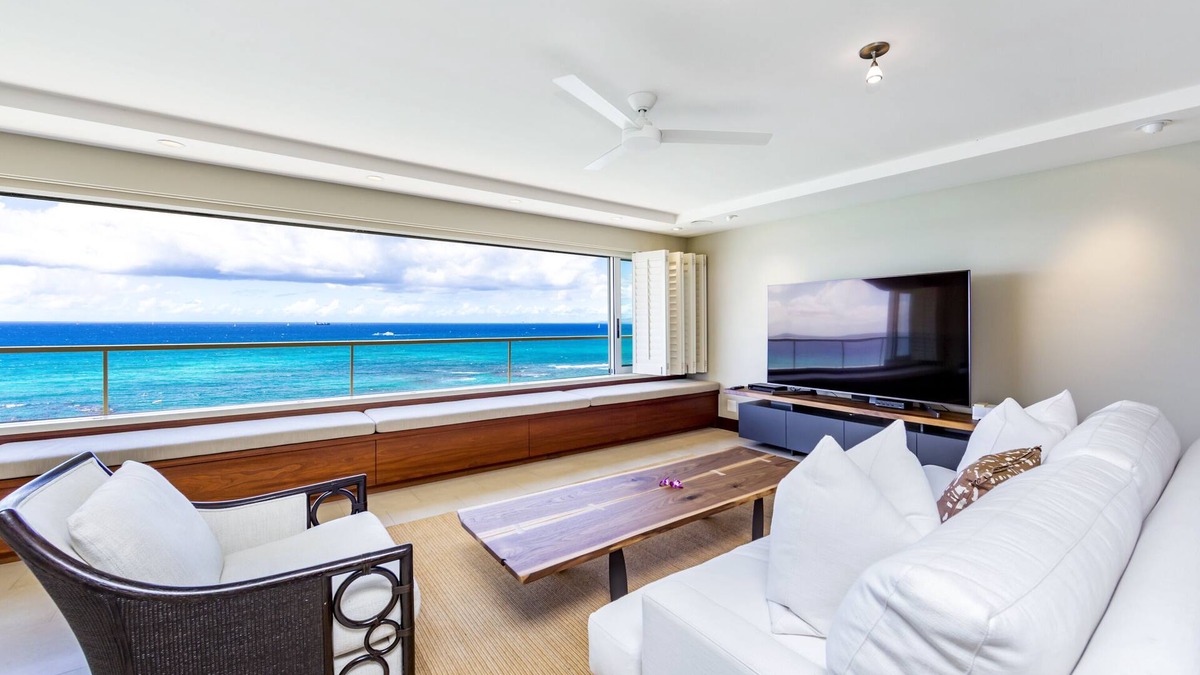 Diamond Head - Kapahulu - St. Louis Condo | Welcome to Colony Surf #1101. A Beautiful Oceanfront Condo On The Beach!