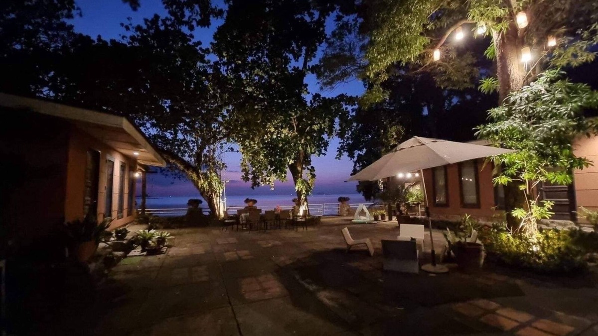 Lian House | Welcome to Coral Suites! A beach house right in the heart of a private cove.