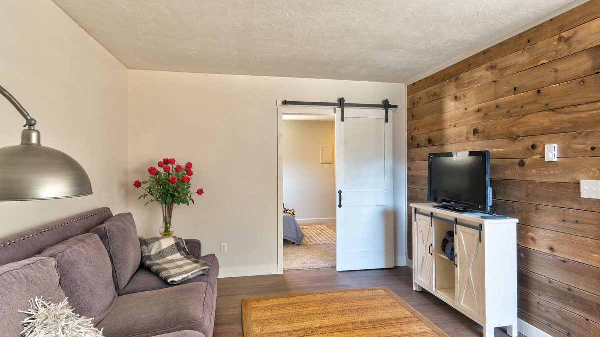 Caldwell House | Welcome to Everett Darling Couples Getaway