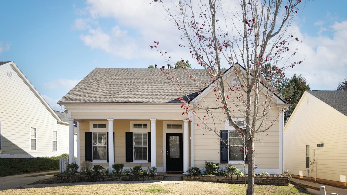 McCalla House | Welcome to Healing House, a charming 3-bedroom house with WiFi, AC, free parking