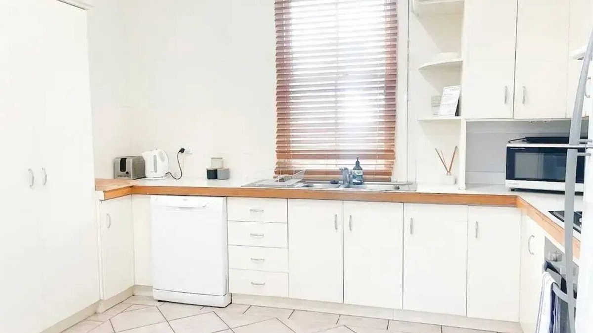 Wagga Wagga Apartment | Welcome to Illyari: Your Charming Red Brick Retreat in Wagga's CBD!