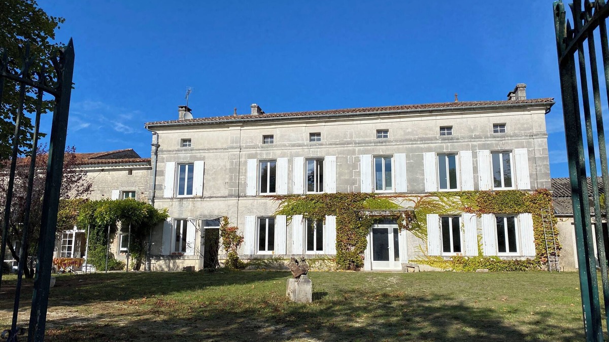 Mareuil House | Welcome to Mareuil - Spacious, bright house with swimming pool, garden and comfort