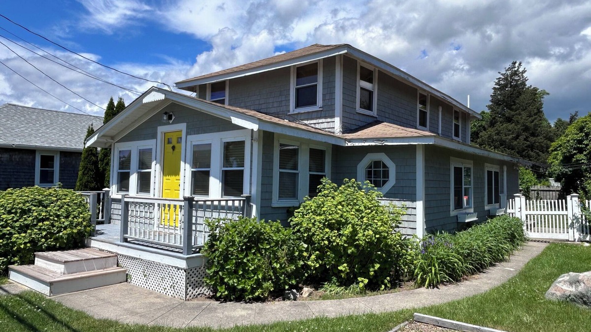Mattapoisett Center Cottage | Welcome to Mattapoisett's Quahog Shack at Crescent Beach centrally located on Angelica Avenue!
