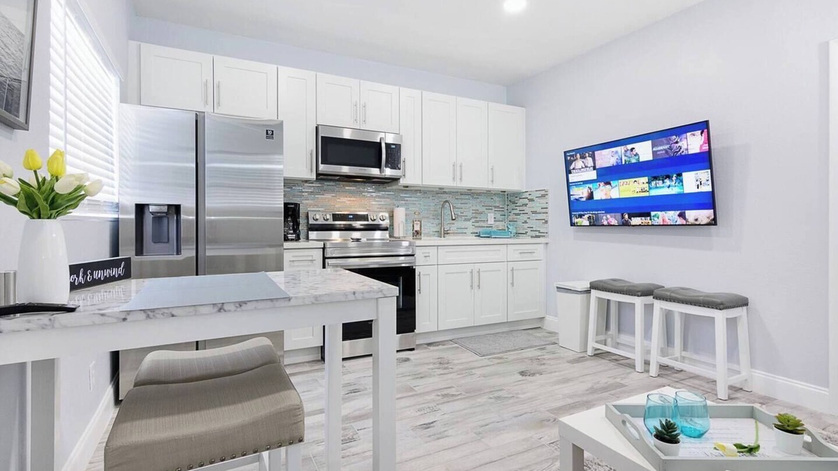 Hollywood Apartment | Welcome to Maya's Blue Lagoon Luxury Suite