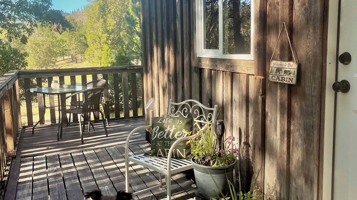Grants Pass Apartment | Welcome to Mountain Greens Cabin