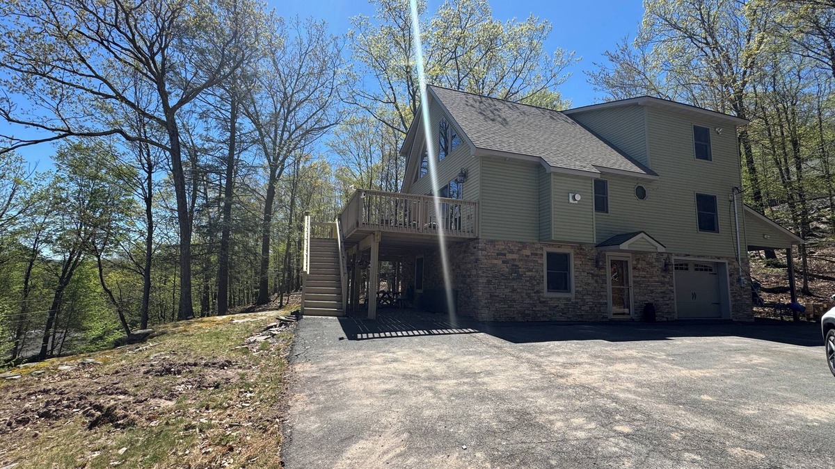 Wallenpaupauk Lake Estates Ski Chalet | Welcome to On the Rocks a charming retreat located near Lake Wallenpaupack