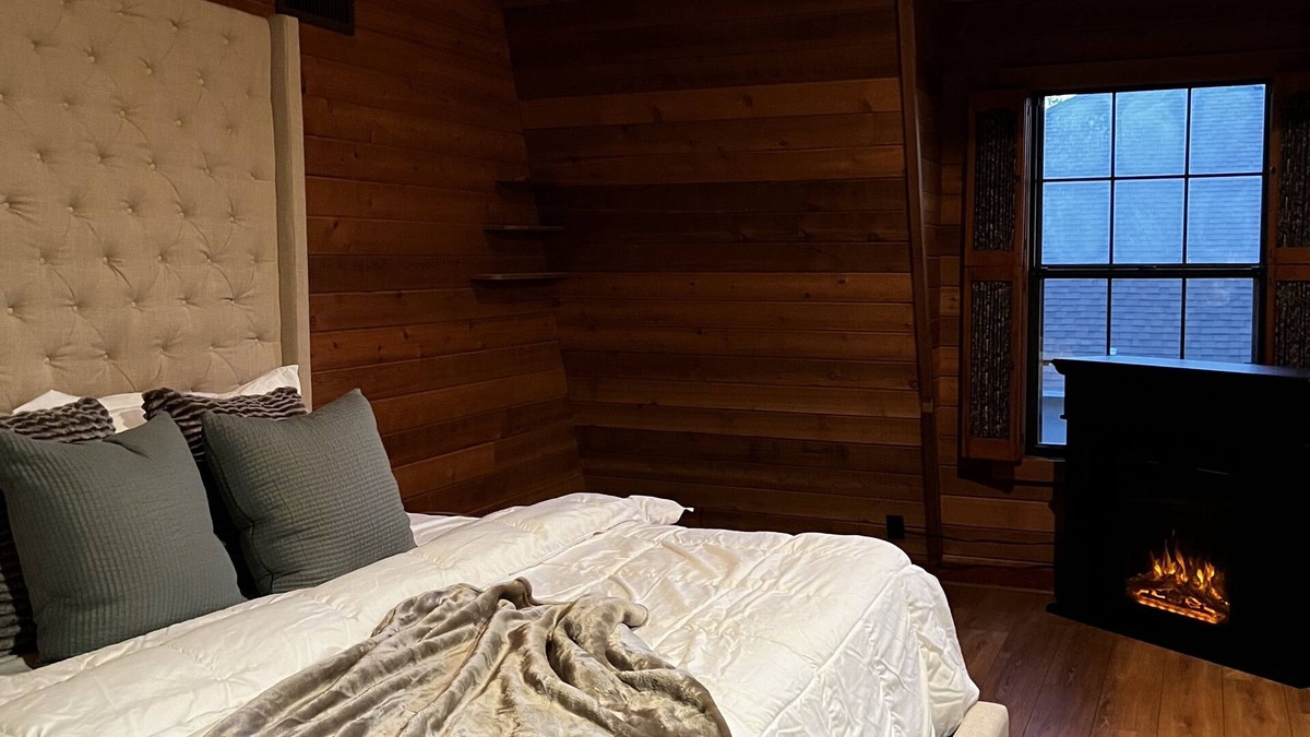 Mount Plymouth Cabin | Welcome To Orlando's Chic Cabin! KING BED, FIREPLACE, SAUNA, HOT TUB, GAMES
