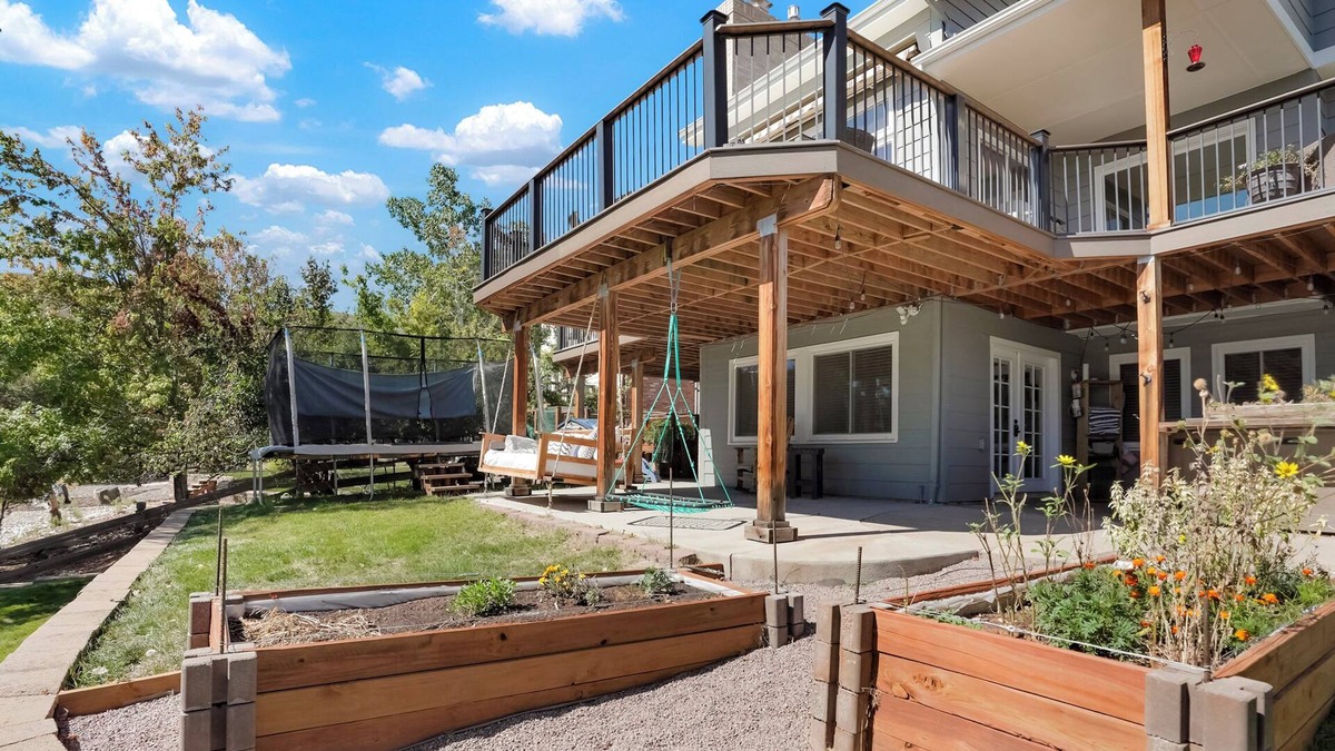 Valley Heirloom House | Welcome to our cozy walk-out basement suite in Ken Caryl Valley.