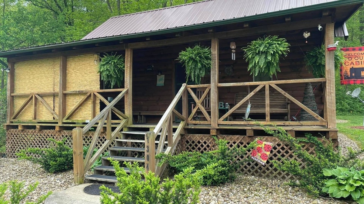 Wellston Cabin | Welcome to our peaceful, rustic cabin in the Hocking Hills Area