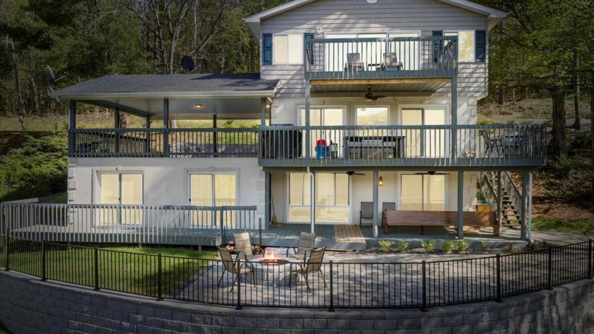 Ingles House | Welcome to Owens Oasis on serene Claytor Lake in Dublin, VA