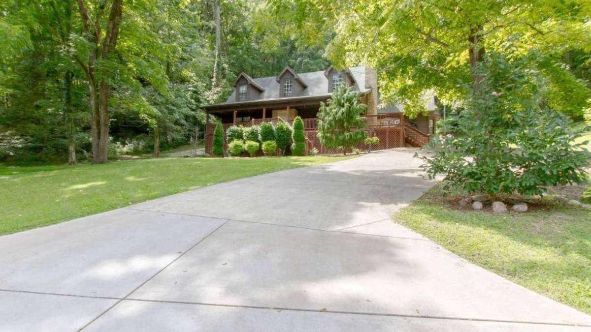 Lancaster Cabin | Welcome to peaceful Parkview Hollow, Gated Community 1 mile from lake!